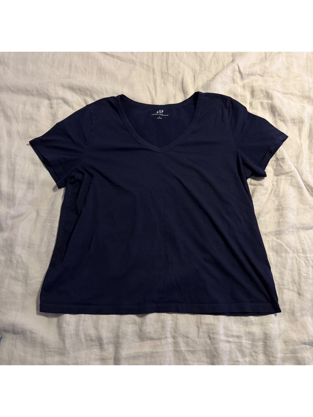 gap navy v-neck t-shirt